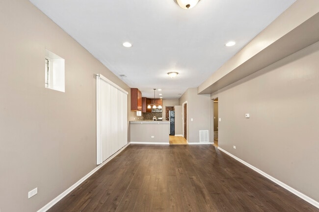 Building Photo - 323 Memorial Dr
