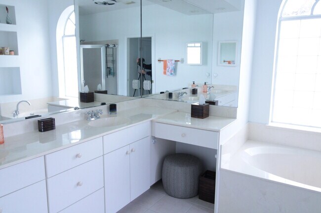 Building Photo - 2957 SW Collings Dr