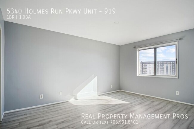 Building Photo - Stylish, Updated Condo Near Metro — All Ut...