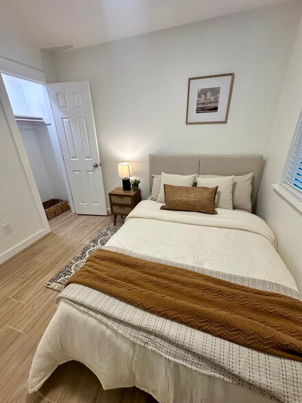 Building Photo - 6803 Hillcroft Dr