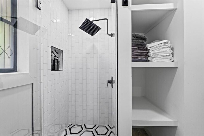 Building Photo - 3520 Highland View Dr