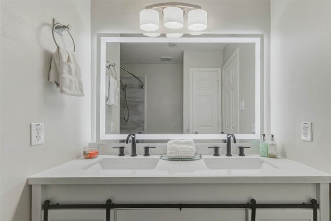 Building Photo - 4506 Silverlake Dr