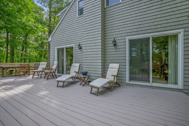 Building Photo - 268 Under Mountain Rd