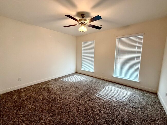 Building Photo - 2108 Birdie Ln