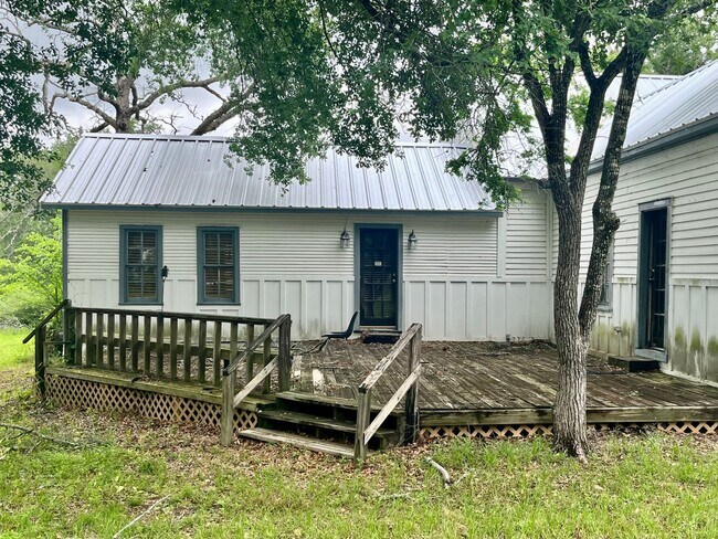 Building Photo - Beautiful 3/2 Farmhouse on Acreage