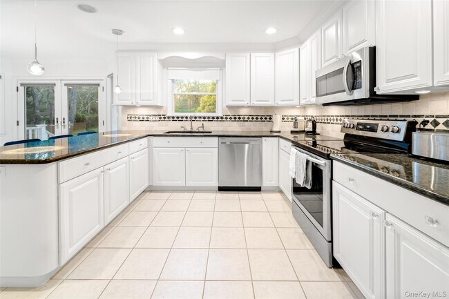 Building Photo - 212 Fairway Dr