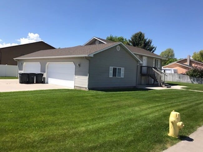 Building Photo - 2 bed, 1 bath unit with 2 car garage in Idaho Falls! CALL TYE 208-313-6062 WITH ANY QUESTIONS