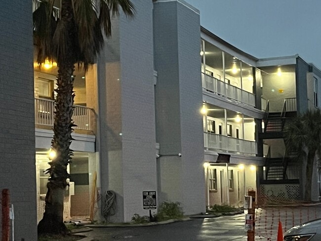 Building Photo - 1859 Shore Dr S