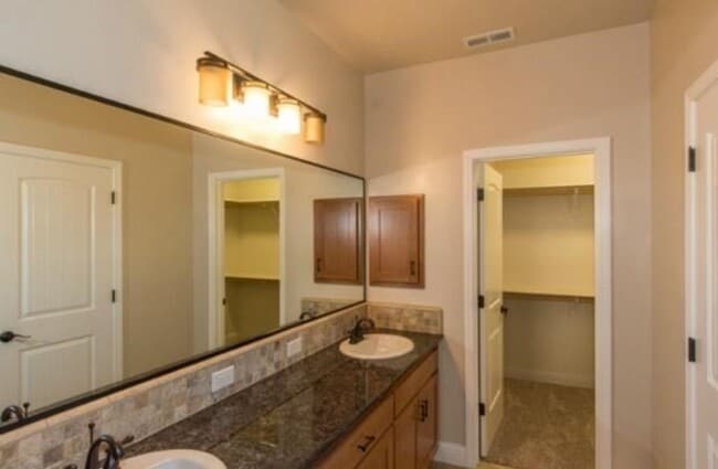 Building Photo - Newer Home - Great Location!