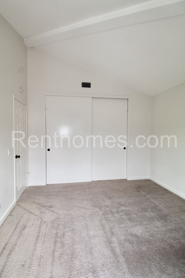 Building Photo - 2528 Navarra Dr