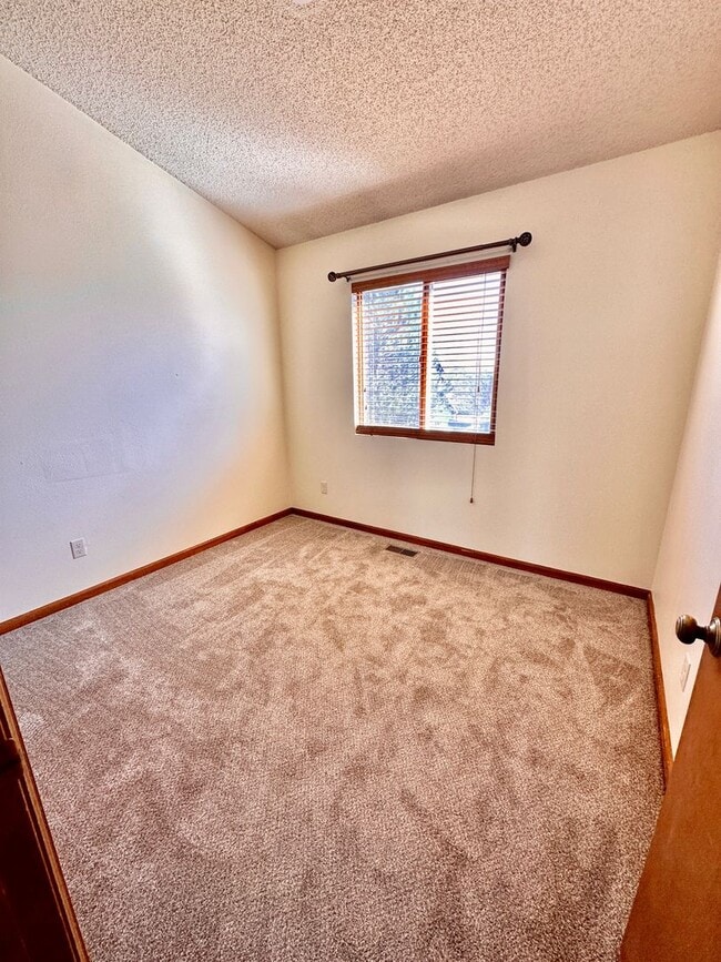 Building Photo - 4218 Goldenridge Way