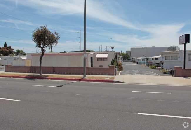 Building Photo - Chet's Trailer Park
