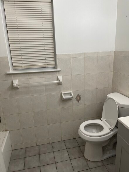 Building Photo - 613 S Park St