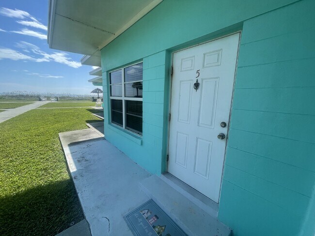 Building Photo - Direct ocean front 1 bedroom 1 bathroom