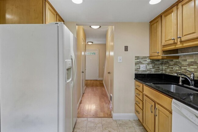 Building Photo - Lovely 2 BR Townhome off Wootton Parkway. Available NOW!