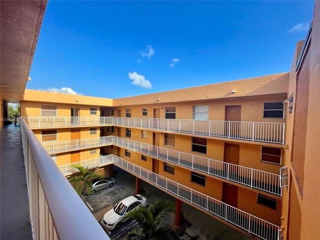 Building Photo - 2441 SW 31st Ave
