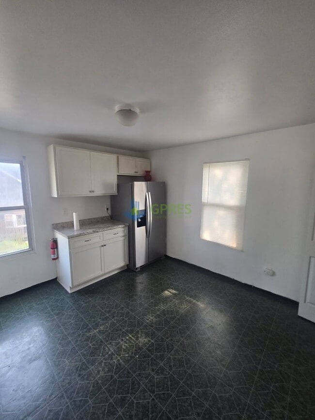 Building Photo - 641 Linden Ave