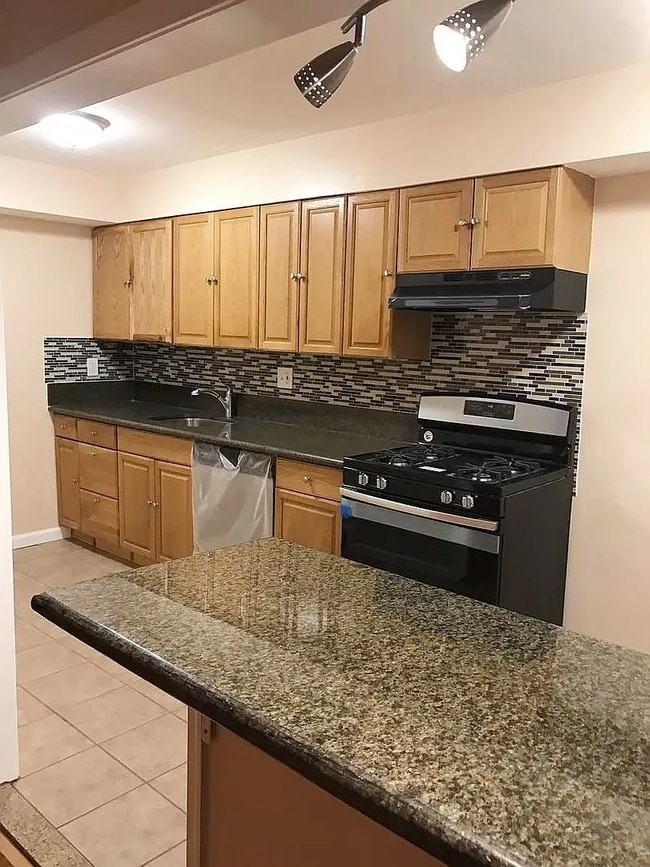 Building Photo - This 3-Bedroom/1-Bathroom Townhome