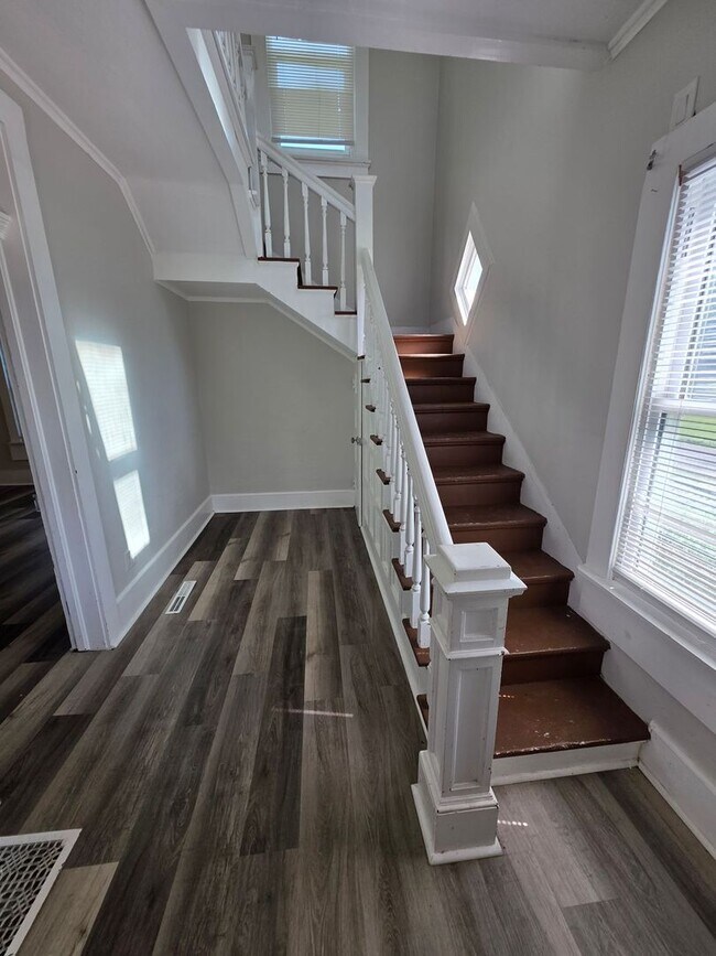 Building Photo - 3BR/2BA Home with Detached Garage & Large Yard