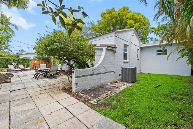 Building Photo - 305 NE 14th Ave