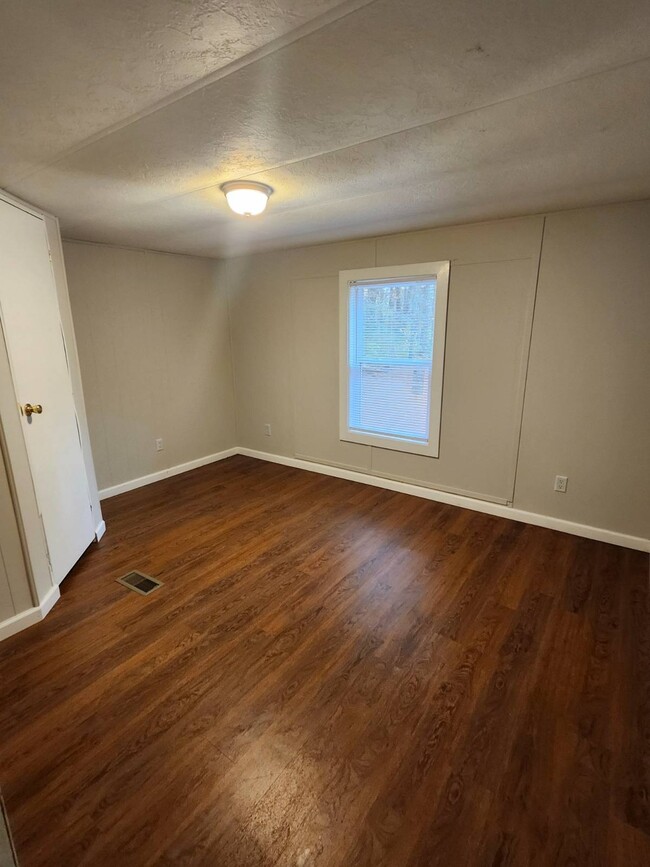 Building Photo - 53 Dogwood Dr