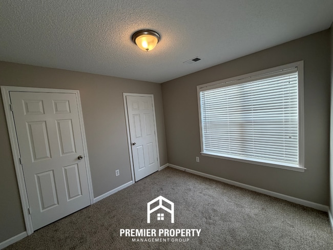 Building Photo - Bright 3BR/2BA Oakland Home w/ Vaulted Ceilings, Fireplace & Fenced Yard