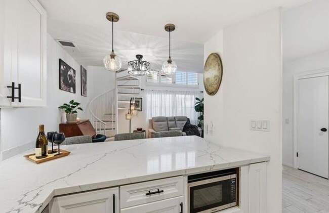 Building Photo - 744 Eastshore Terrace