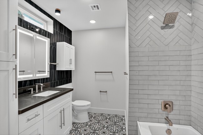 Building Photo - 2825 Cherry St