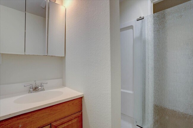 Building Photo - 2+ bedrooms 2.5 bathrooms