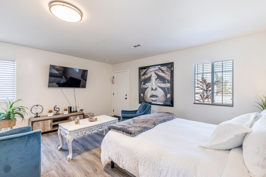 Building Photo - 8143 Hinds Ave