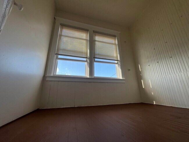 Building Photo - 85 W 50TH St