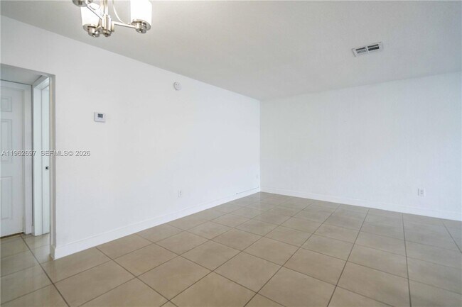 Building Photo - 1940 Biarritz Dr