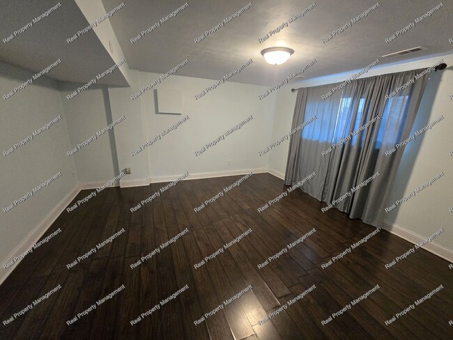 Building Photo - Three Bedroom Bi-Level