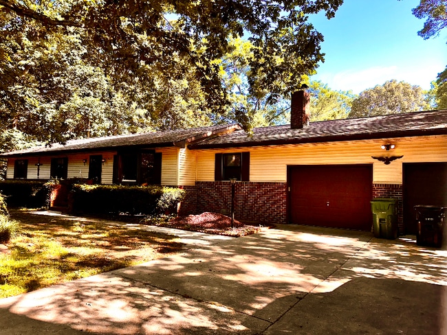Building Photo - 907 Poplar St