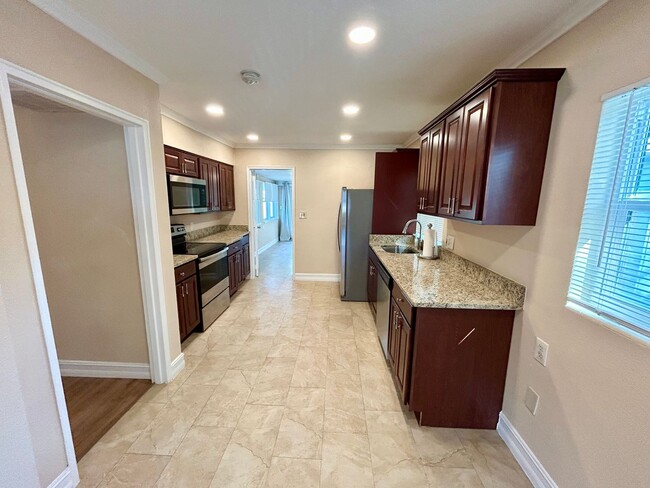 Building Photo - Gorgeous updated 2-bedroom 2-bath home wit...