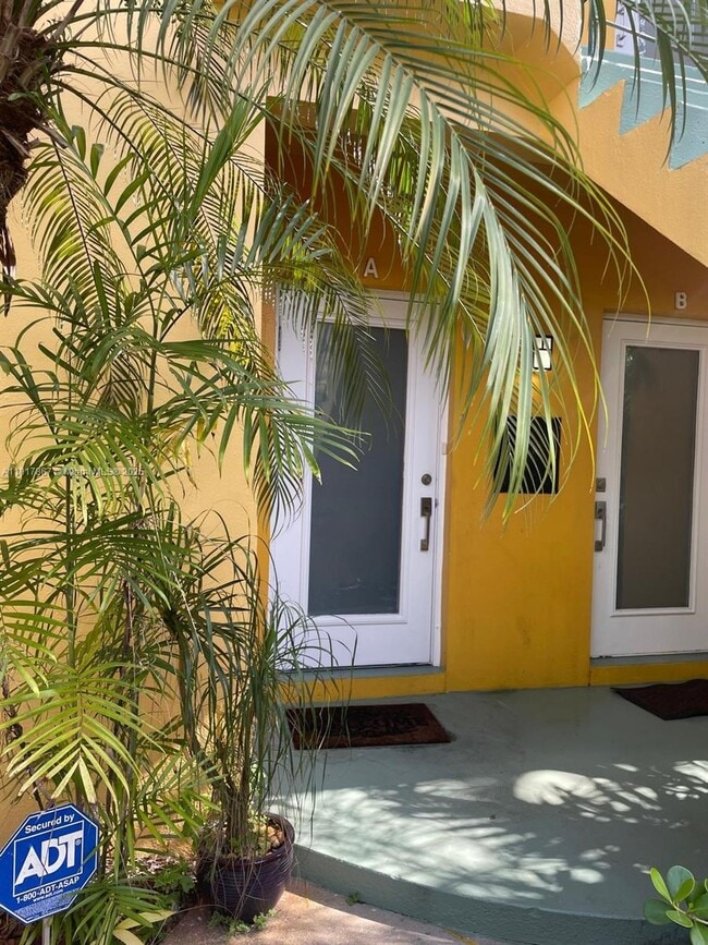 Building Photo - 717 NE 16th Ave