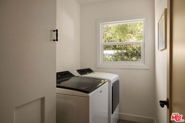 Building Photo - 885 Montecito Dr