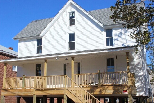 Primary Photo - 205 Sir Walter Raleigh St