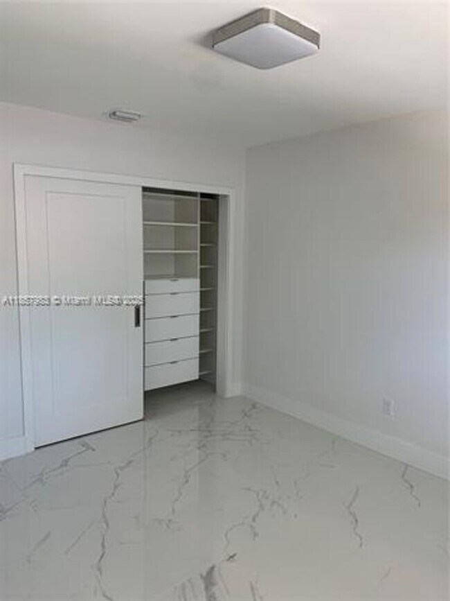 Building Photo - 3260 SW 23rd Ter #3260 MIAMI, FL 33145