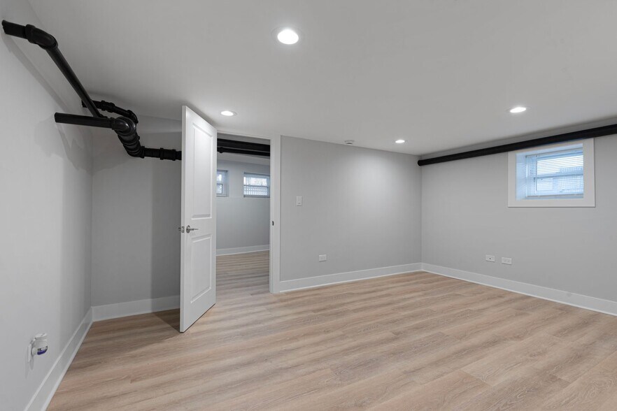 Building Photo - 7600 N Sheridan Rd