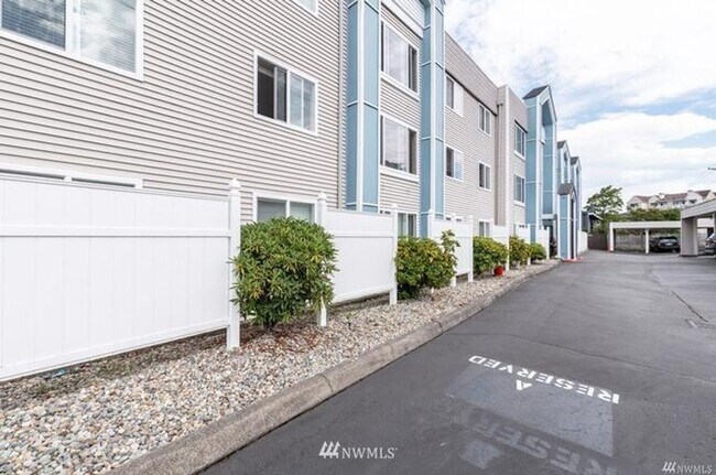 Building Photo - *** RENT SPECIAL 50% off MAY RENT*** Beautiful & Spacious Condo in the Heart of Tacoma