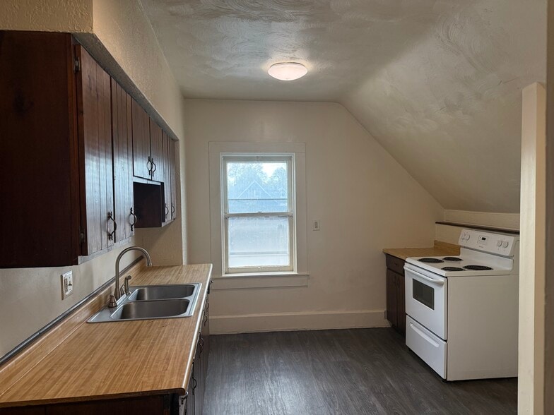 Kitchen - 337 W 6th St