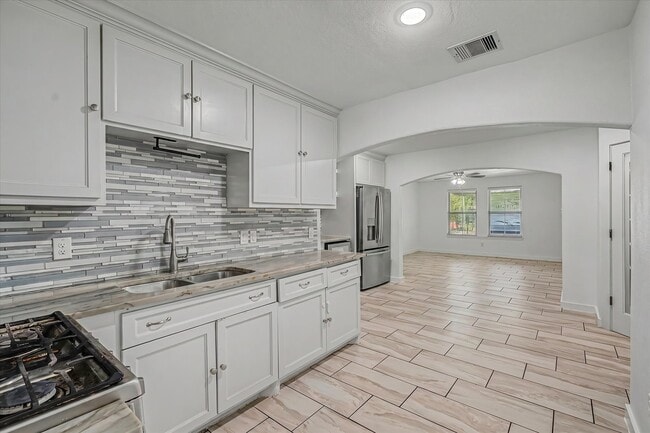 Building Photo - 8159 Glenhollow Dr