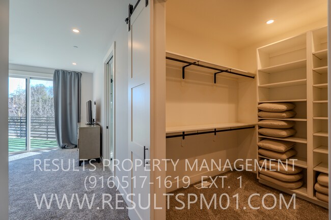 Building Photo - Stunning luxury custom home! 4 bedrooms heart of Fairoaks