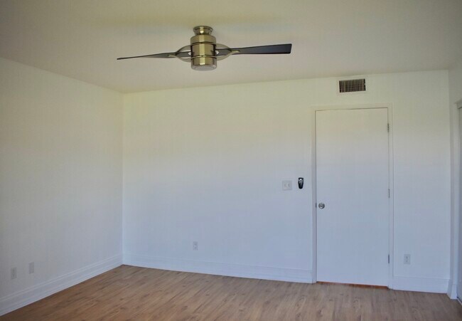 Building Photo - 1627 Meadows Cir W