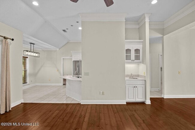 Building Photo - 102 Avery Forest
