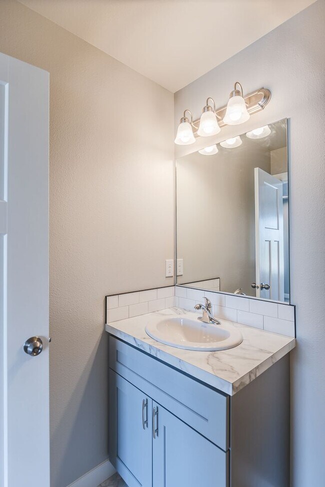 Building Photo - 3 Bed, 2.5 Bath Duplex in Royal City