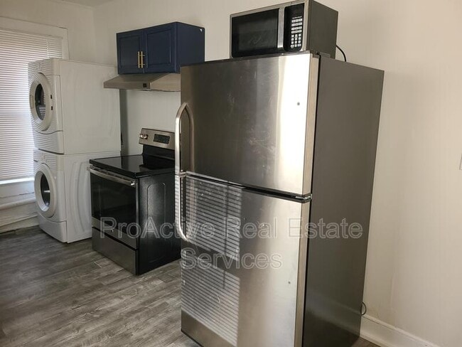 Building Photo - 3225 Lyons Ave