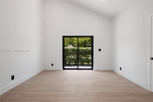 Building Photo - 1543 SW 1st Ave