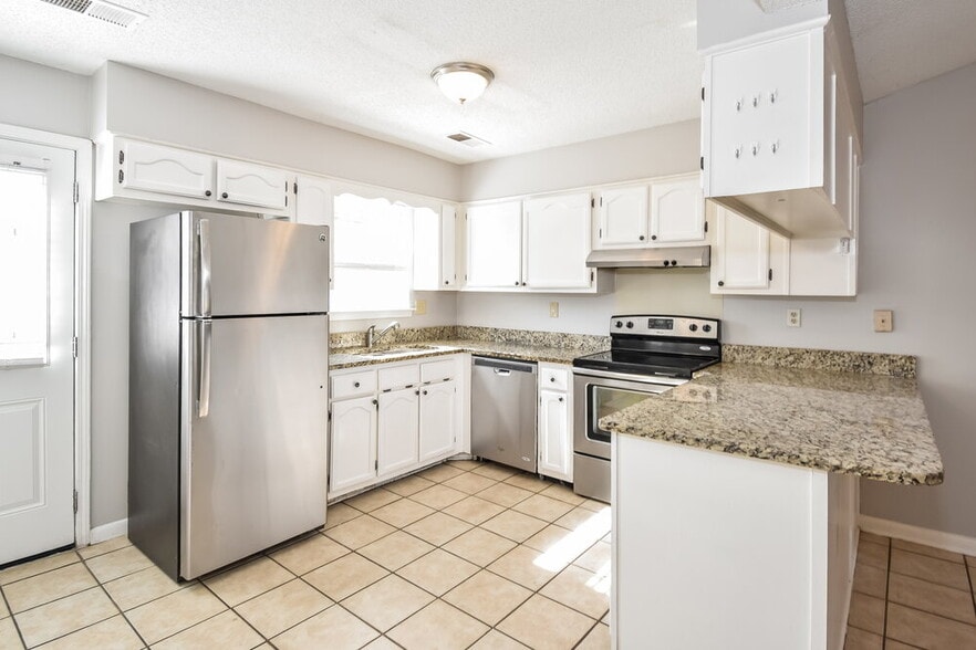 Building Photo - 7110 Redfern Dr
